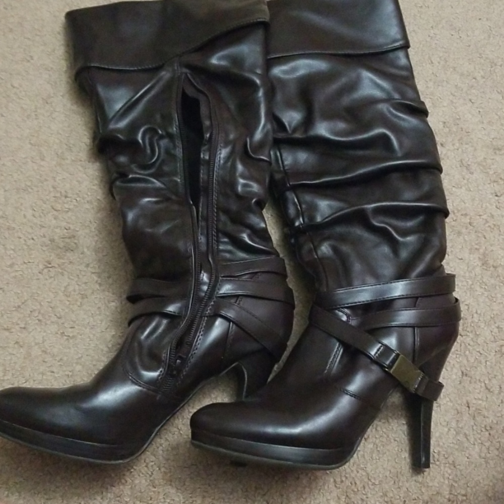 CLOSING FEB 10! Brown leather heeled boots